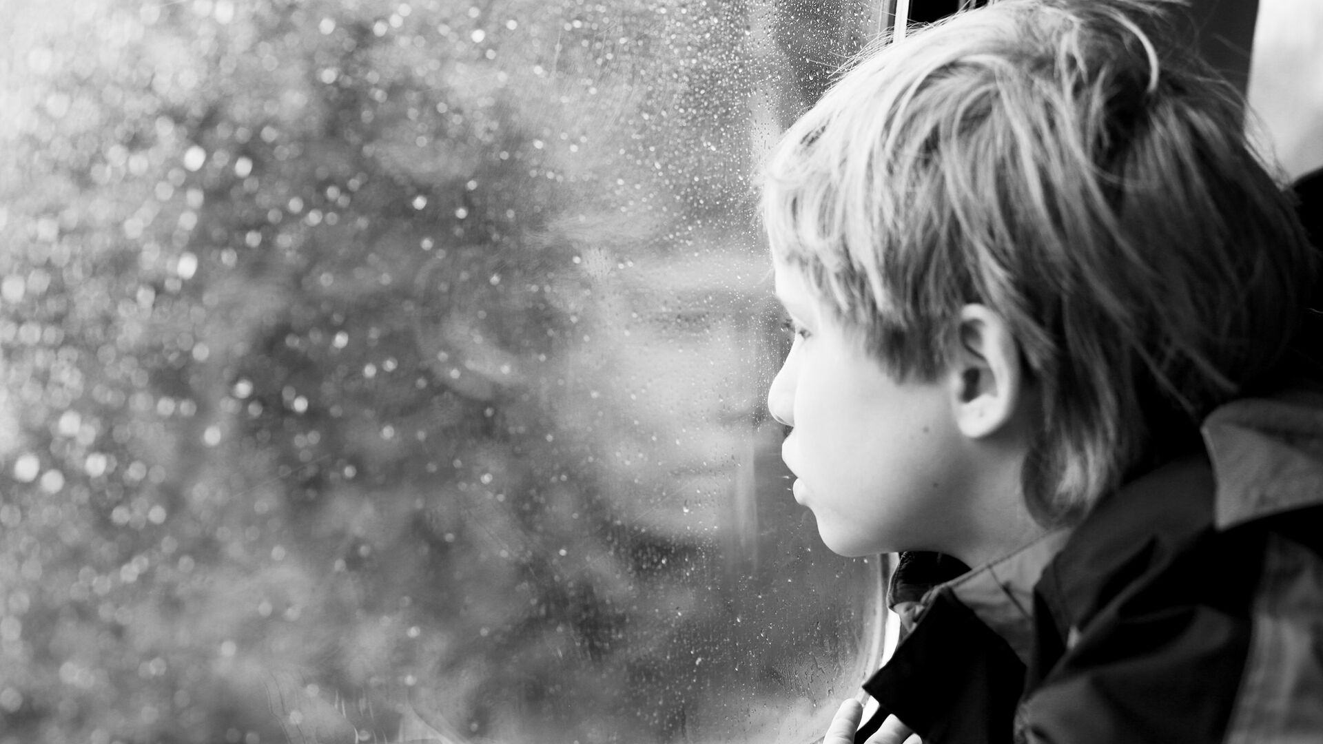 Мальчик смотрит в окно - ИноСМИ, 1920, 28.10.2015