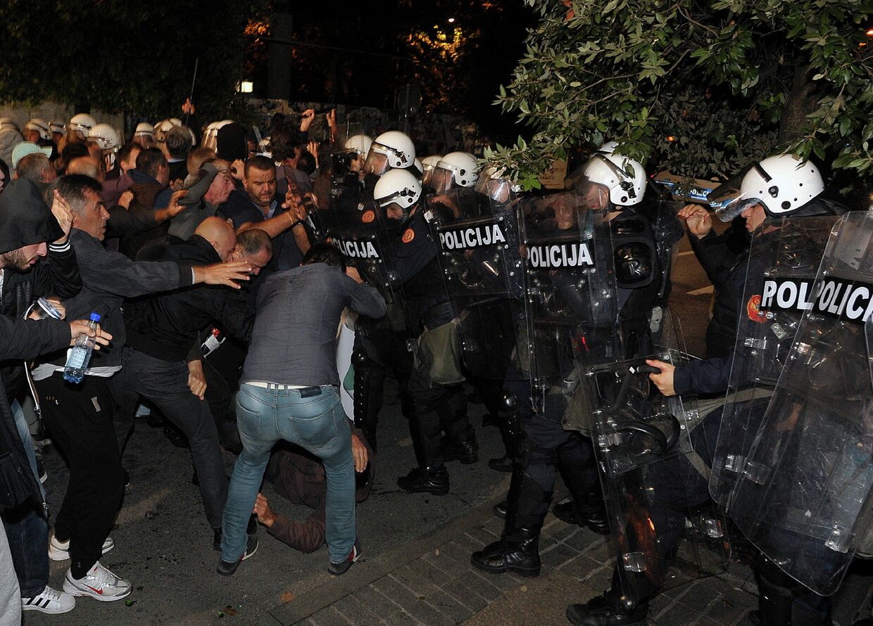Столкновения у здания парламента в столице Черногории Подгорице