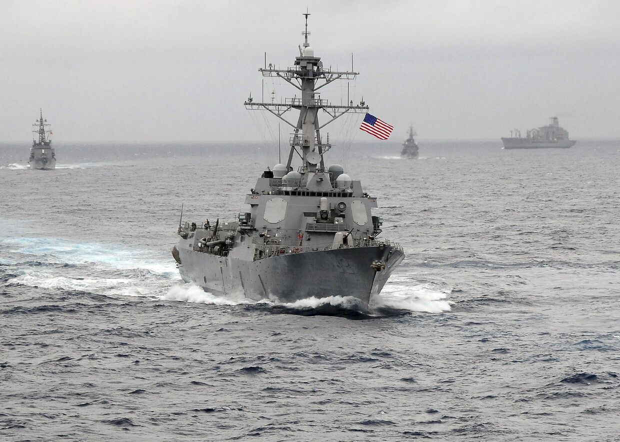Американский эсминец в водах Тихого океана