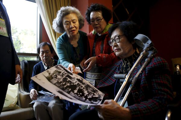 Корейцы, которые хотят поучаствовать в церемонии воссоединения семей, ждут результатов проверки в отеле в Сокчхо