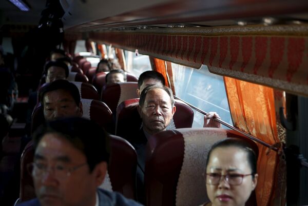 Корейцы, участвующие в церемонии воссоединения семей, останавливаются перед границей с Северной Кореей