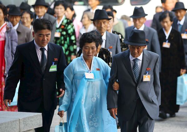 Члены семей из Северной Кореи прибывают на церемонию воссеодинения
