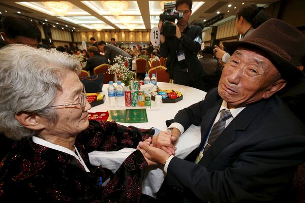 Ким Бок-рак во время встречи со своей сестрой из Северной Кореи Ким Чон Сун