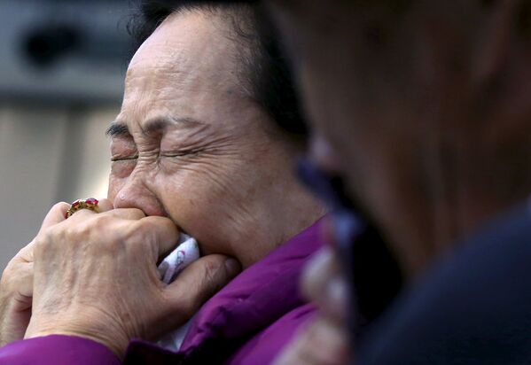 Мун Чун-ок прощается со своими родственниками из Северной Кореи после церемонии восодеинения семей