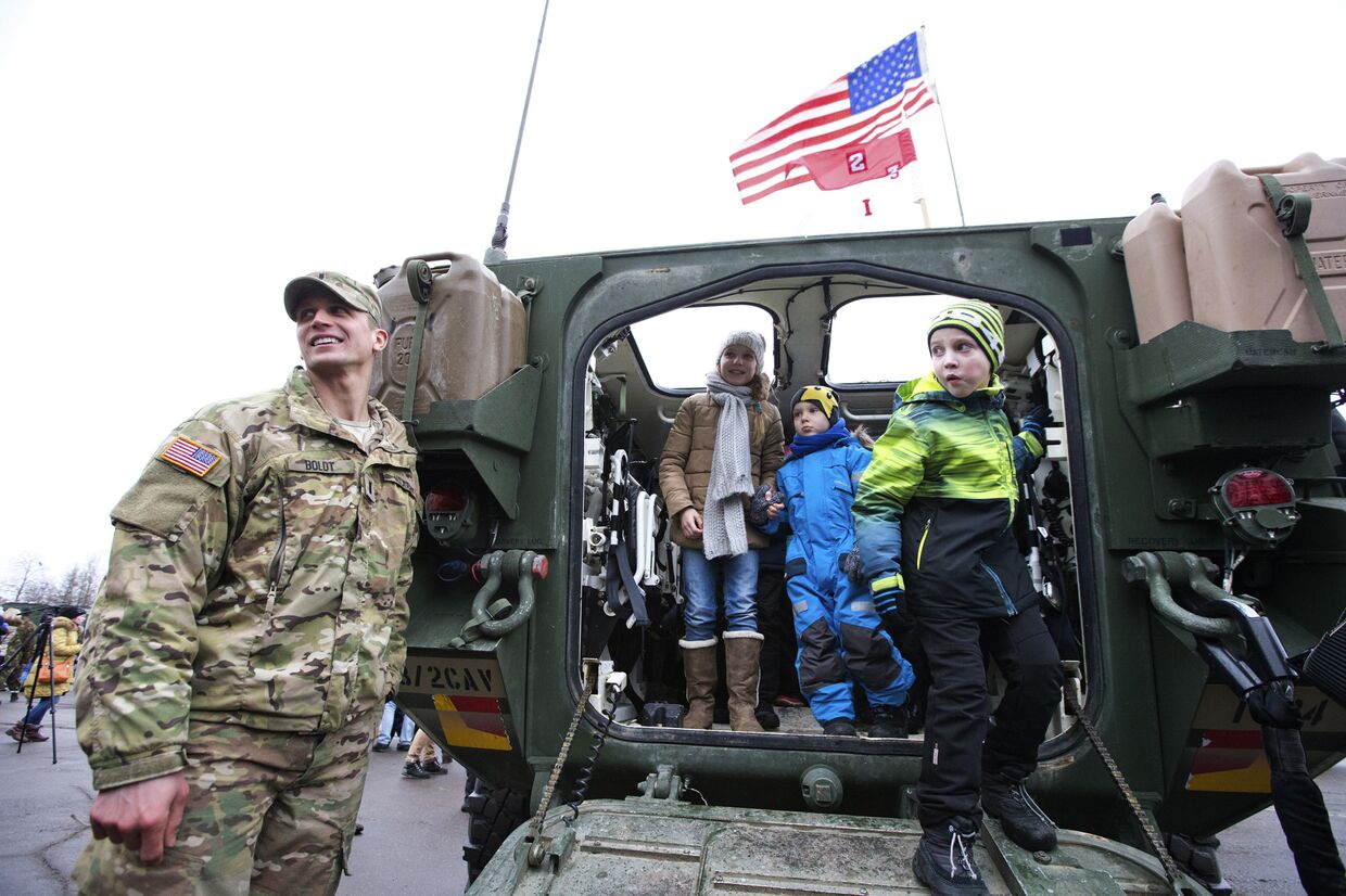 Американские солдаты принимают участие в параде в Нарве, посвященном годовщине независимости Эстонии