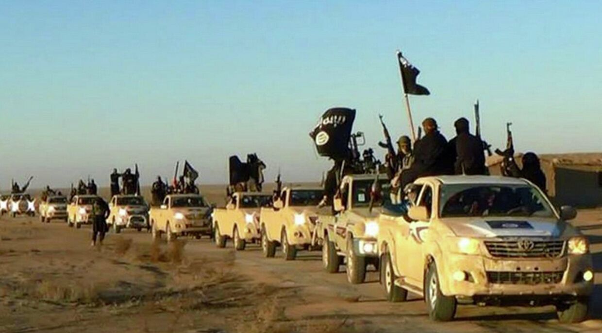 Колонна автомобилей с боевиками Исламского государства (запрещена в РФ) на пути из Сирии в Ирак
