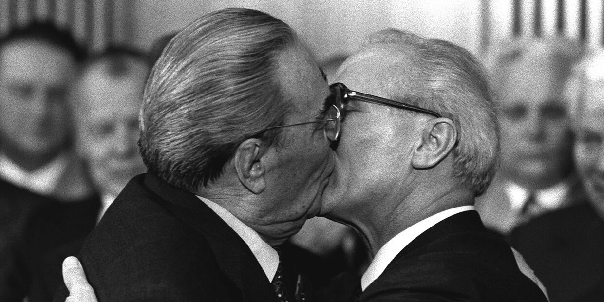 Поцелуй Леонида Брежнева и Эриха Хонекера