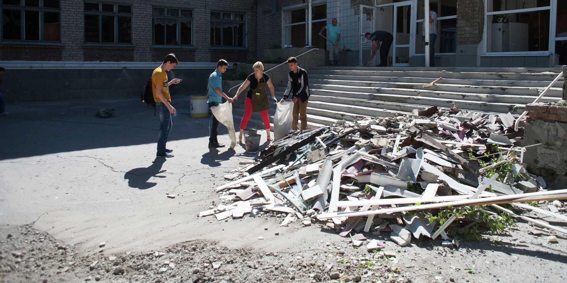 Жители Горловки убирают территорию школы № 16, пострадавшей от ночного обстрела - ИноСМИ, 1920, 13.05.2023