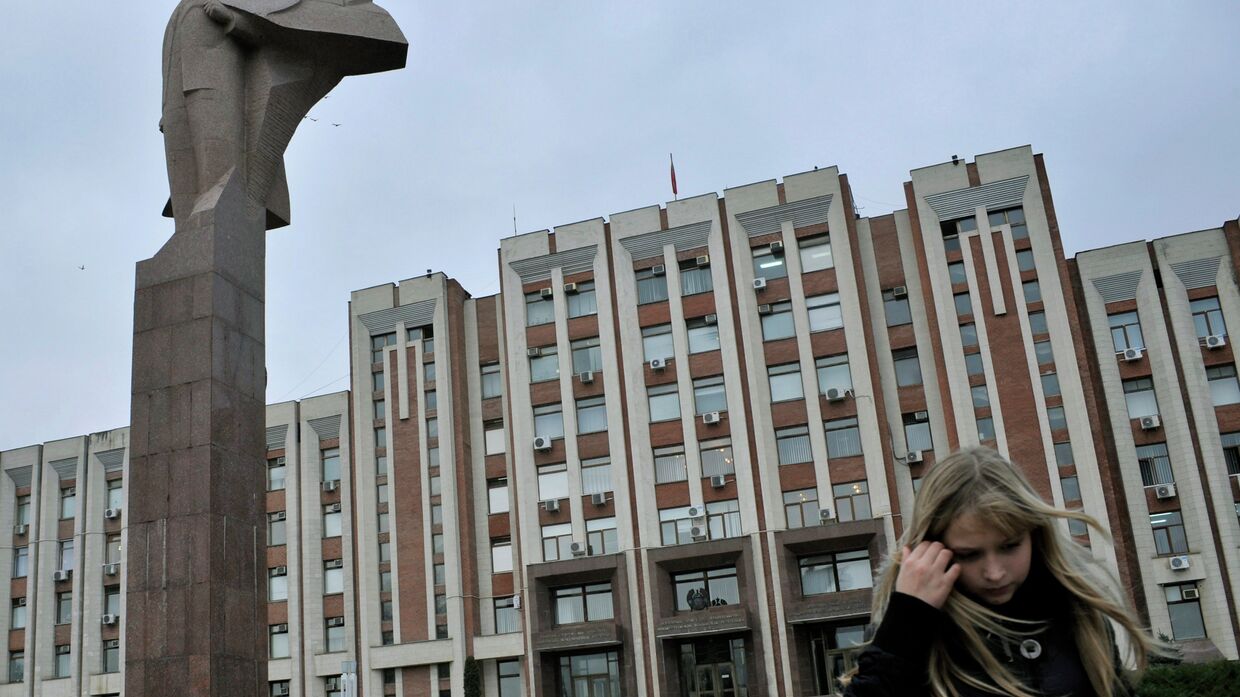 Возле здания Верховного Совета в Тирасполе, Приднестровье