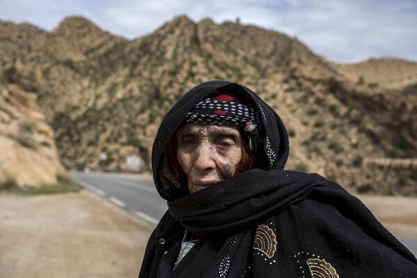 Мазуза Буглада, берберка из Алжира с татуировкой на лице