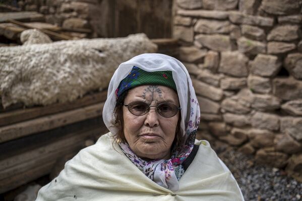 Хадра Кабси, берберка из Алжира с татуировкой на лице