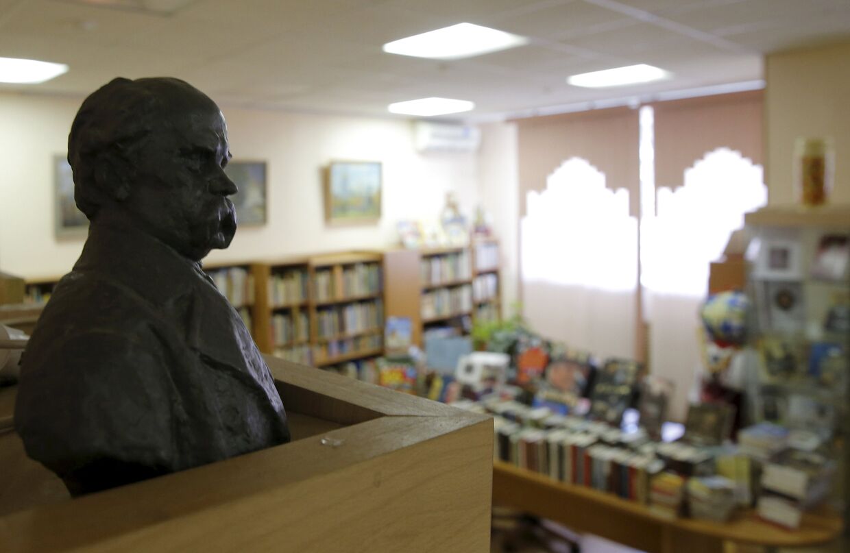 Бюст Тараса Шевченко в Библиотеке украинской литературы в Москве