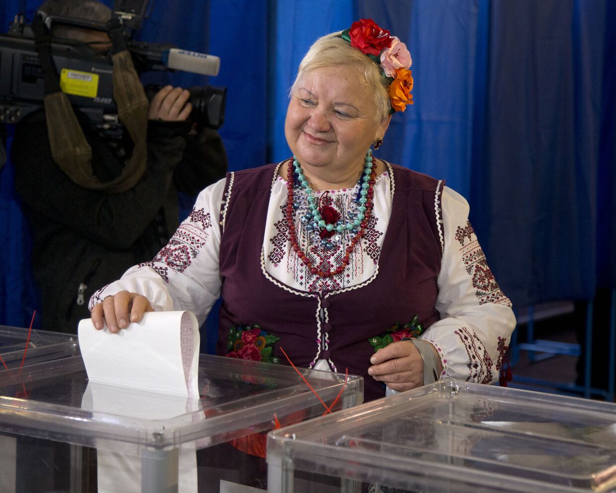 Женщина голосует на местных выборах в Киеве