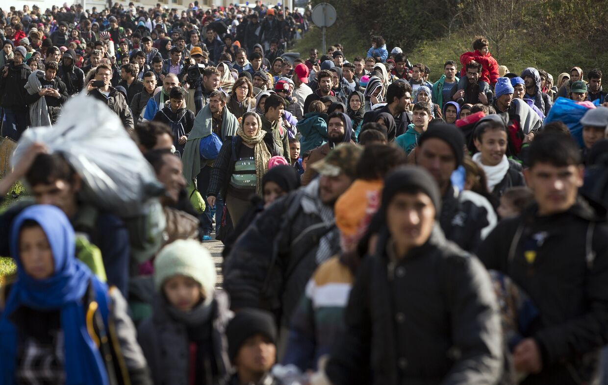 Беженцы идут по территории Словении