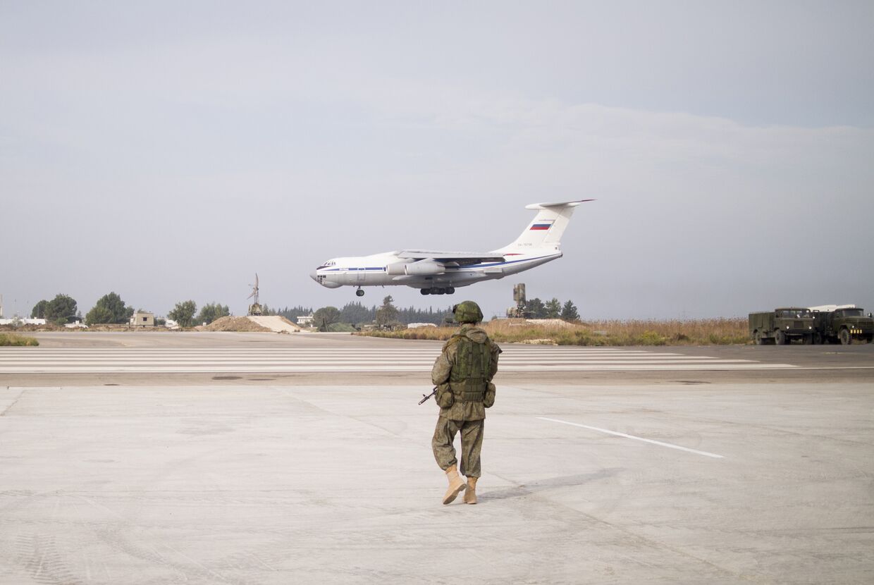 Российский самолет приземляется на авиабазе «Хмеймим» в сирийской провинции Латакия