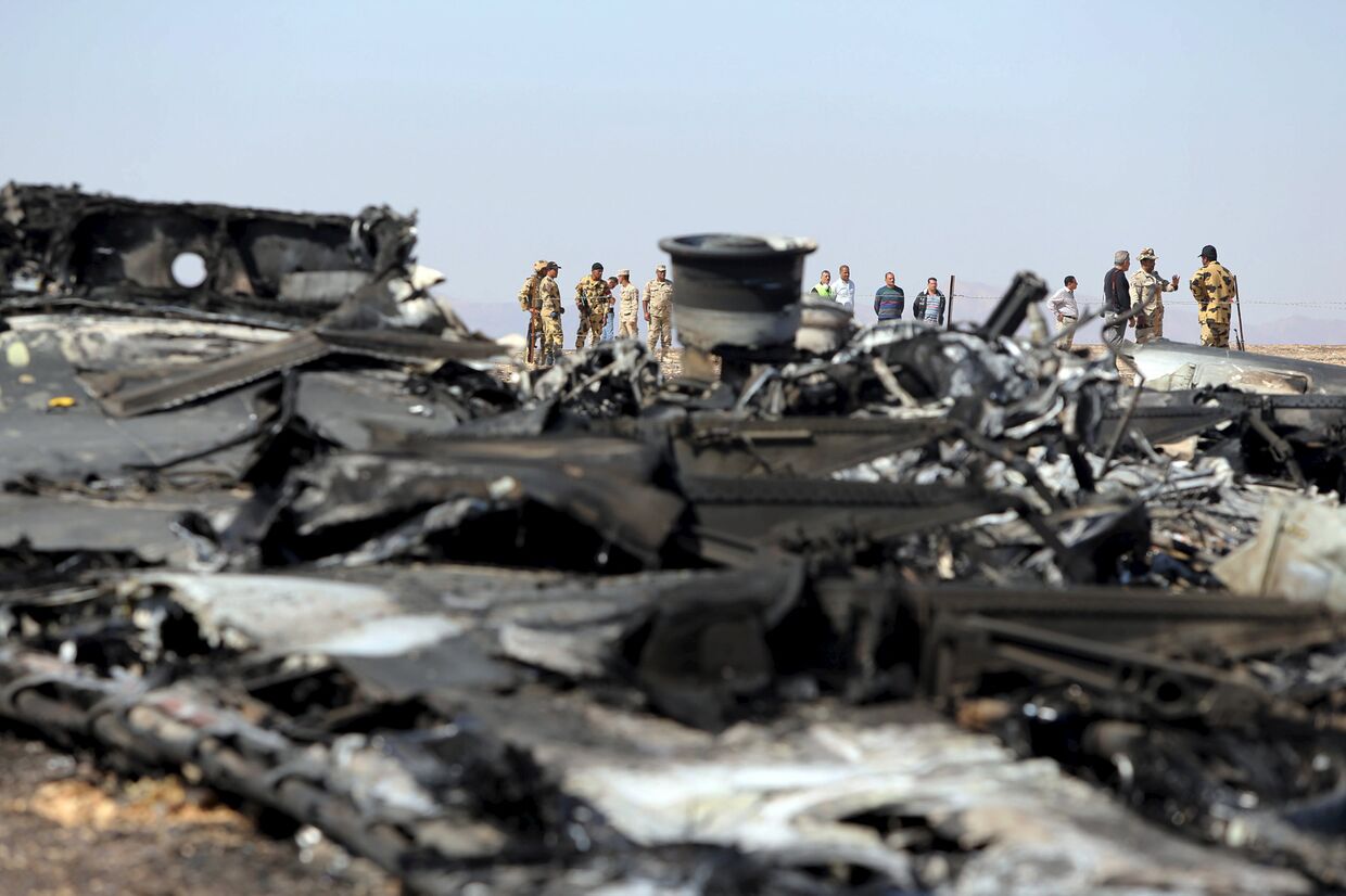 Египетские военные на месте крушения самолета А321 авиакомпании «Когалымавиа»