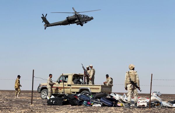 Египетские военные на месте крушения самолета А321 авиакомпании «Когалымавиа»