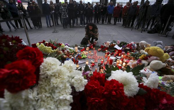 Цветы и игрушки у входа в аэропорт «Пулково» в память о жертвах авиакатастрофы в Египте