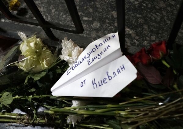 Цветы у посольства России в Киеве в память о жертвах авиакатастрофы в Египте