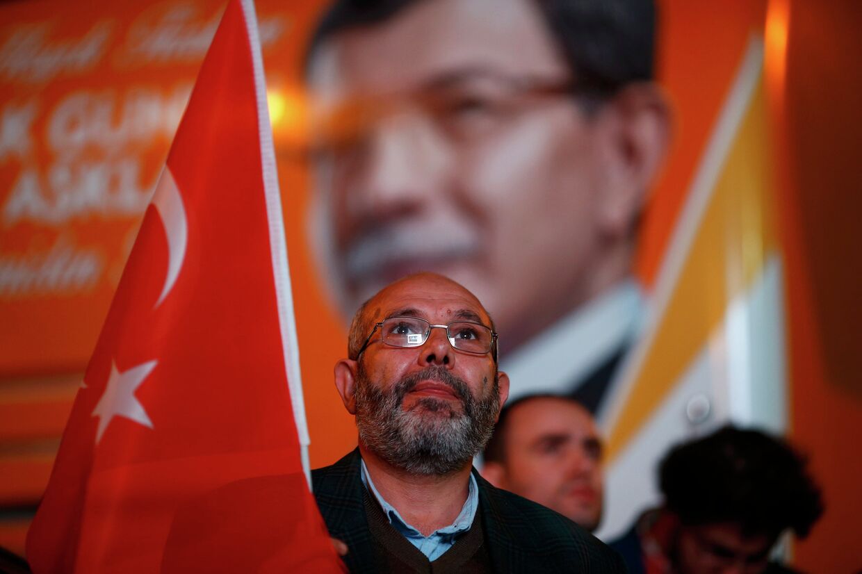 Сторонник Умеренно консервативной Партии справедливости и развития (ПСР) в Турции