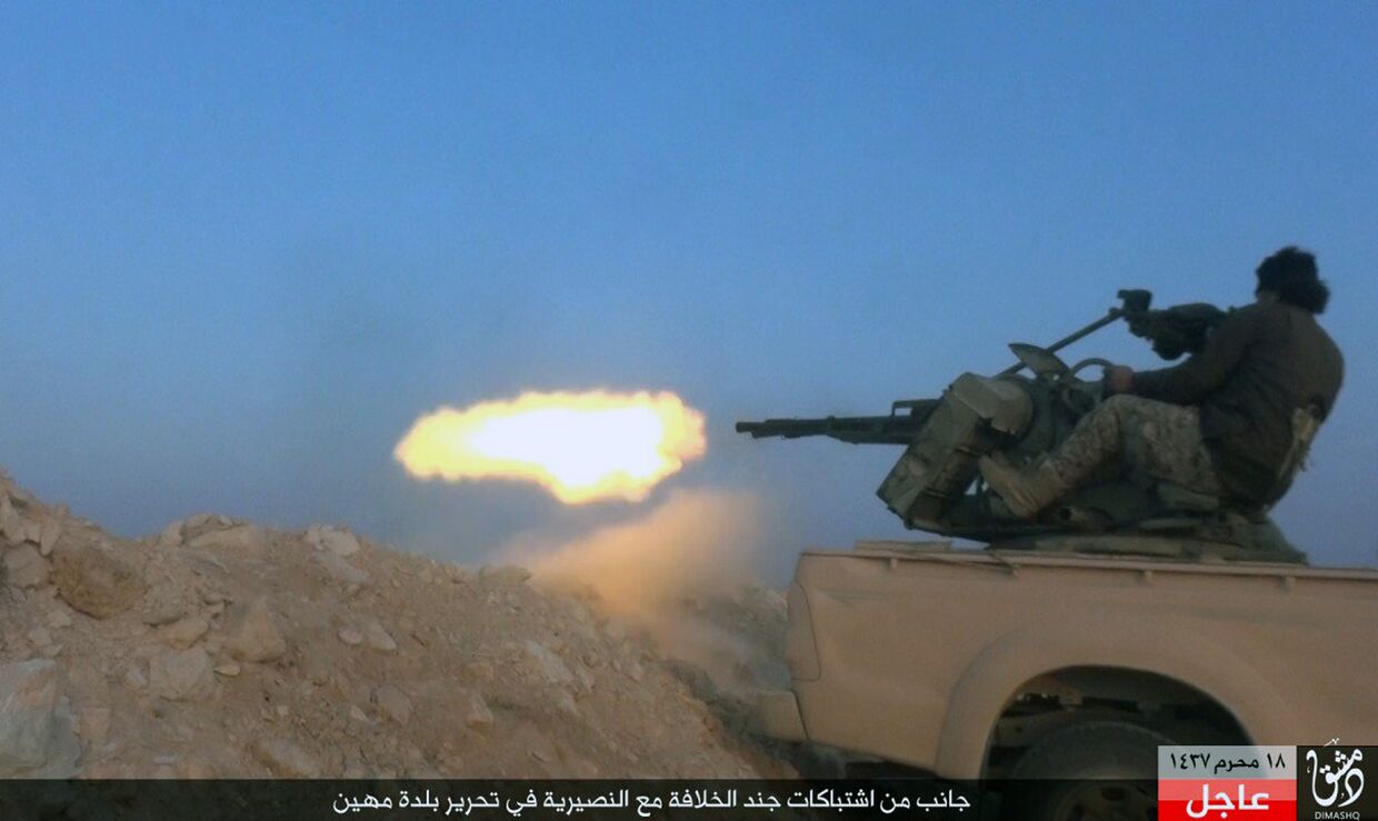 Боевик «Исламского государства» во время боя с сирийской армией в провинции Хомс