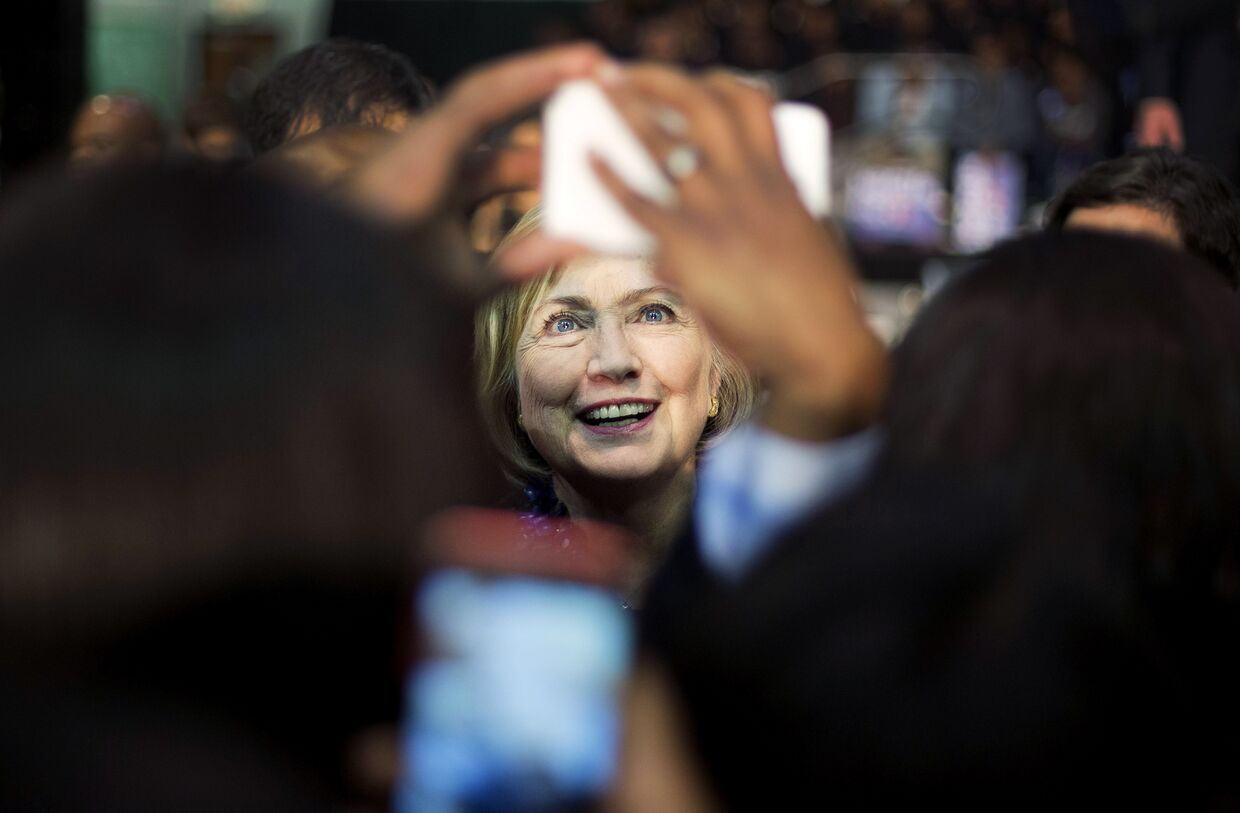 Хиллари Клинтон фотографируется со своими сторонниками
