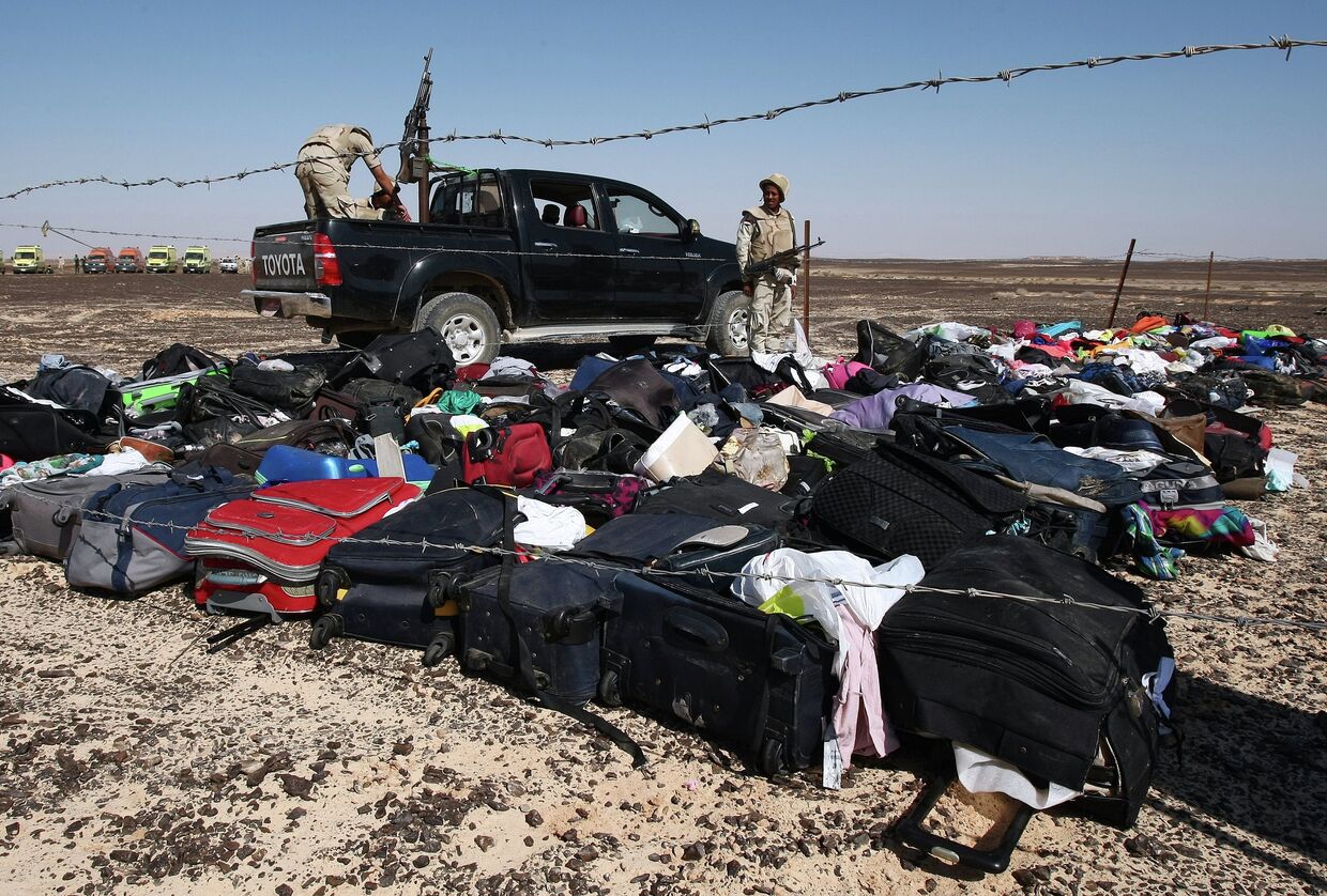 Личные вещи пассажиров на месте крушения самолета Airbus A321 авиакомпании Когалымавиа в Египте