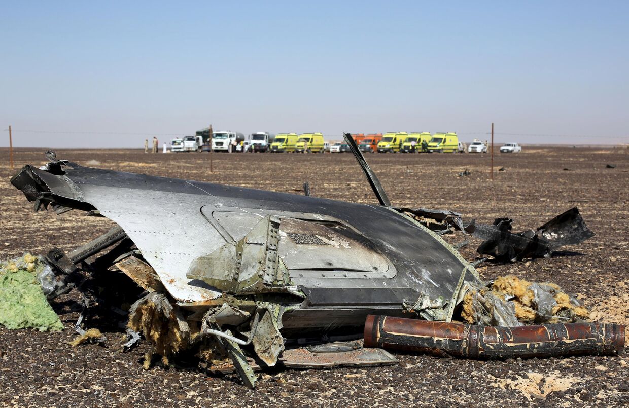 Обломки самолета Airbus A321 авиакомпании Когалымавиа на месте крушения в Египте
