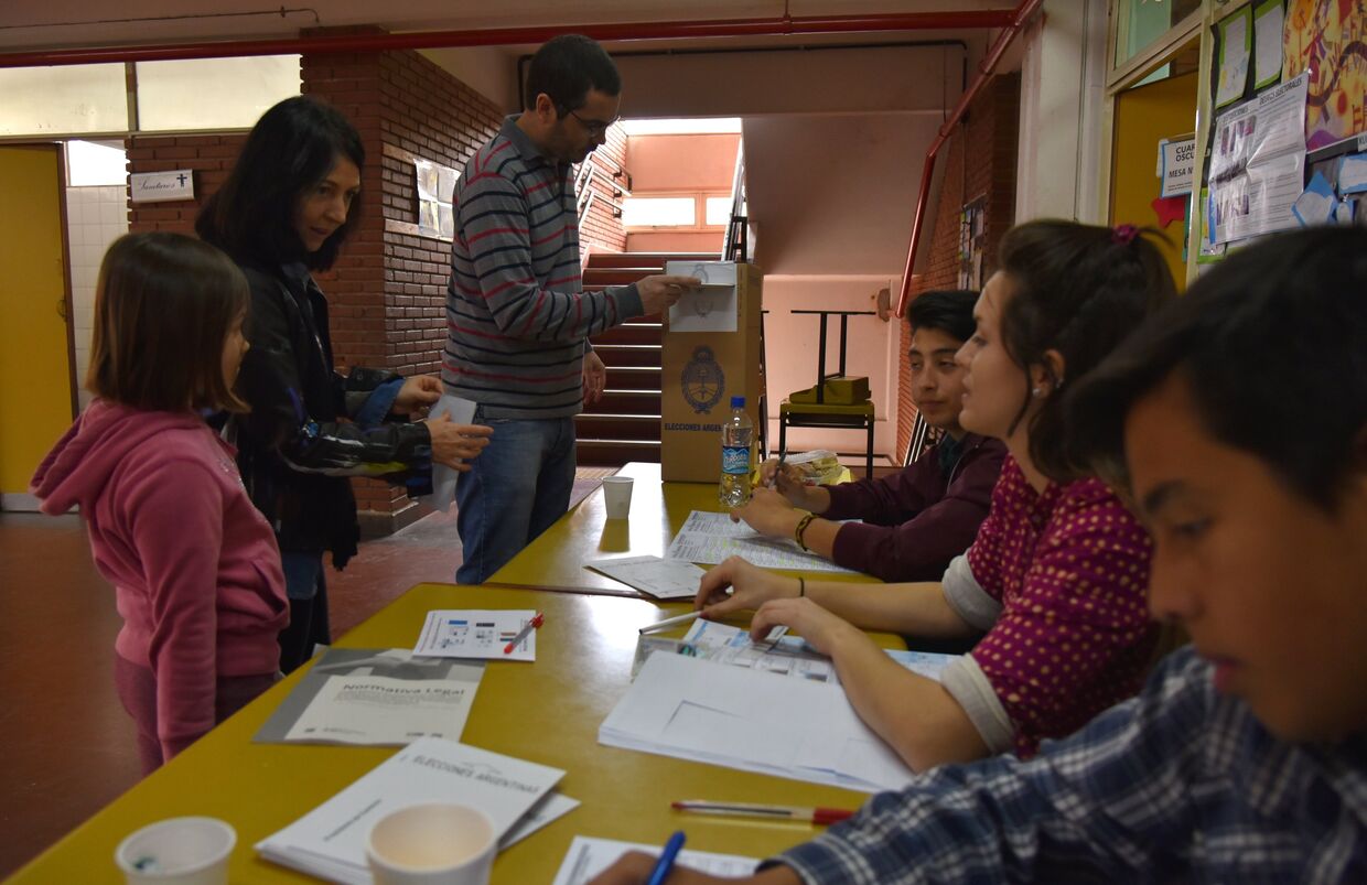 Избиратели во время президентских и парламентских выборов в Аргентине