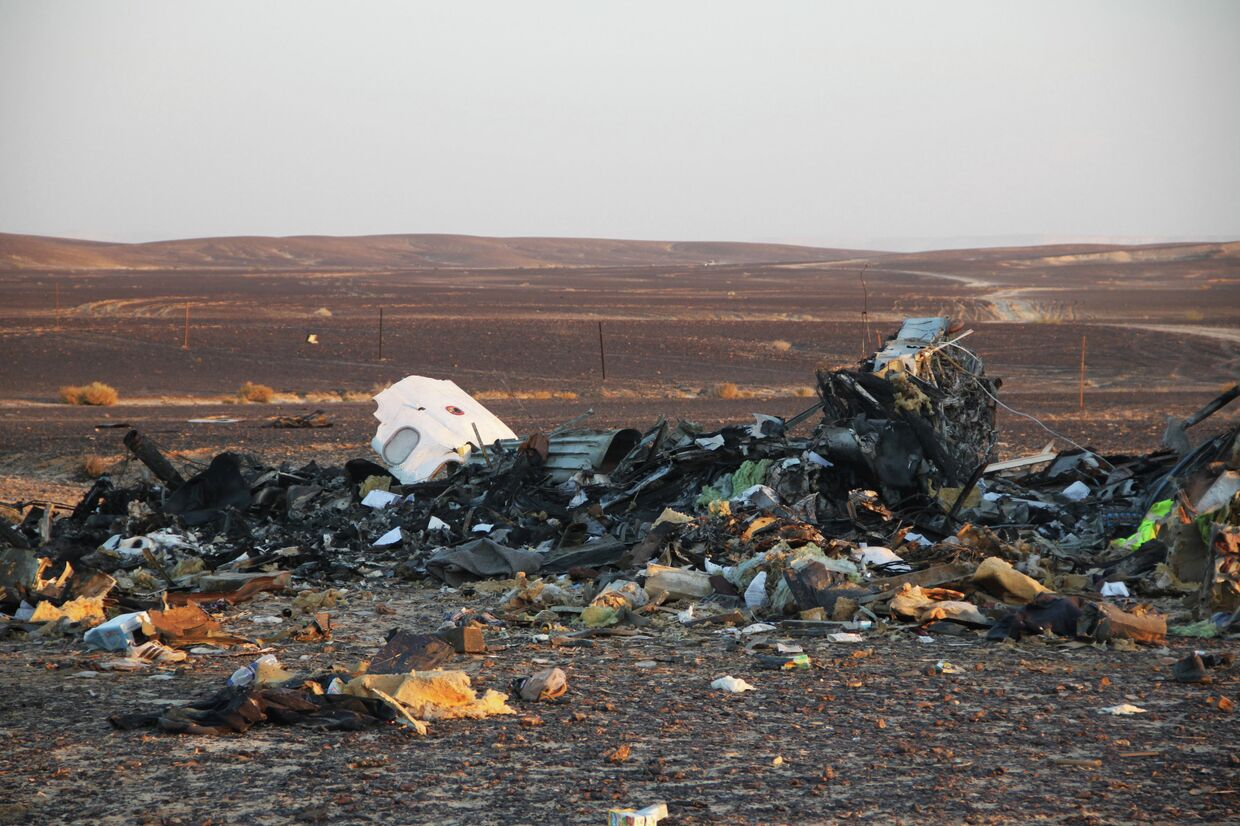 На месте крушения самолета Airbus A321 авиакомпании Когалымавиа в Египте