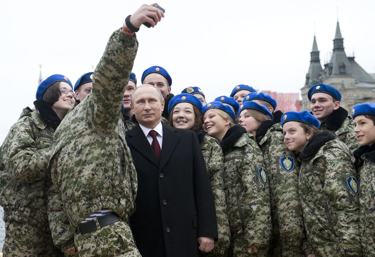 Владимир Путин с участниками молодежного патриотического клуба во время празднования Дня народного единства на Красной площади