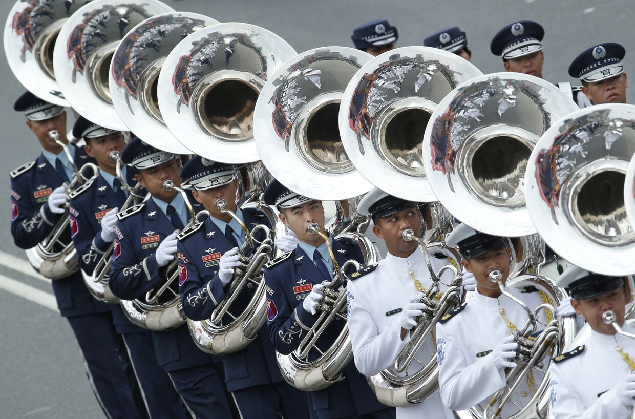 Военный оркестр во время празднования Дня нации в Тайбэе