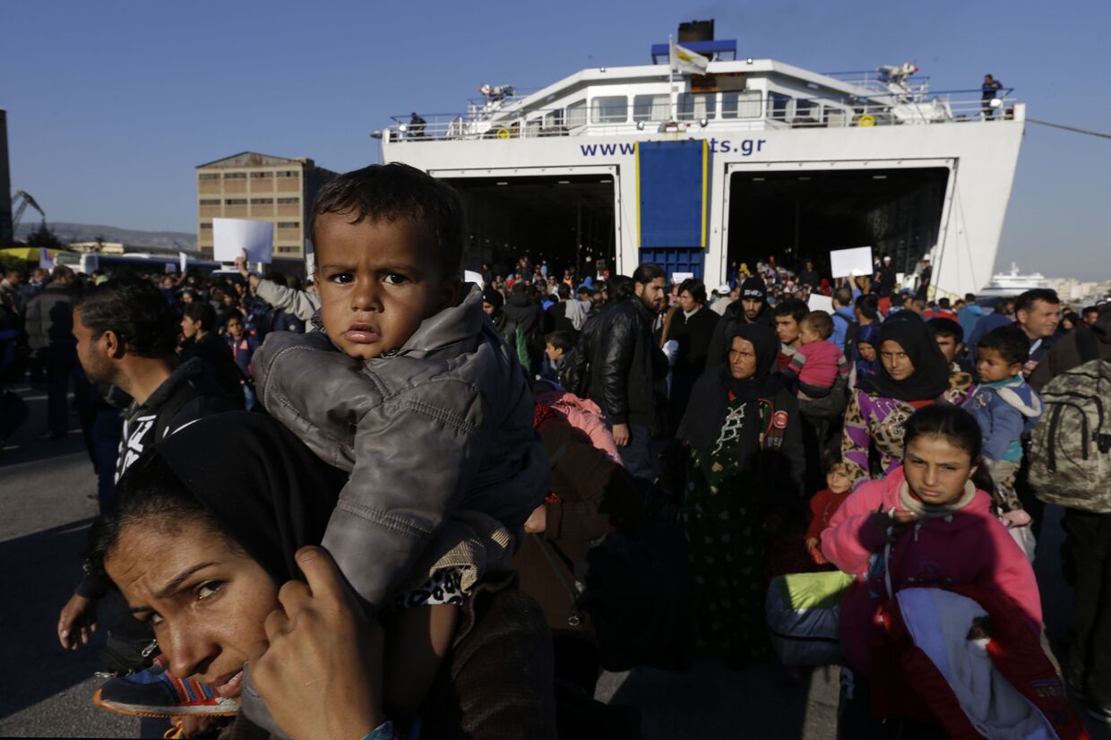 Беженцы в афинском порту