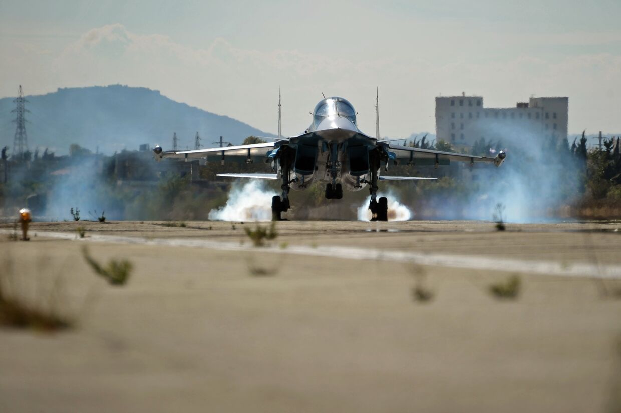 Многофункциональный истребитель-бомбардировщик Су-34 Воздушно-космических сил РФ совершает посадку на авиабазе Хмеймим в Сирии