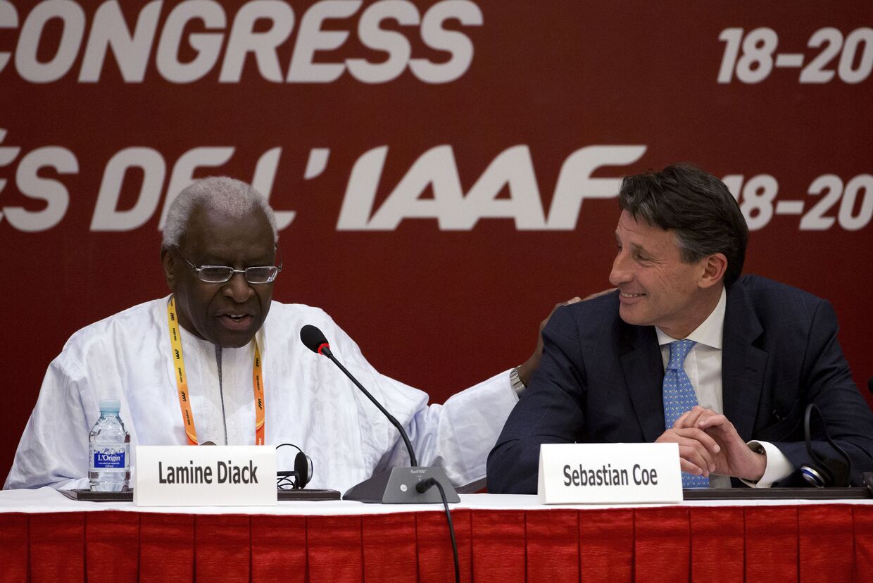 Бывший президент Международной ассоциации легкоатлетических федераций (IAAF) Ламин Диак и нынешний президент Себастьян Коэ