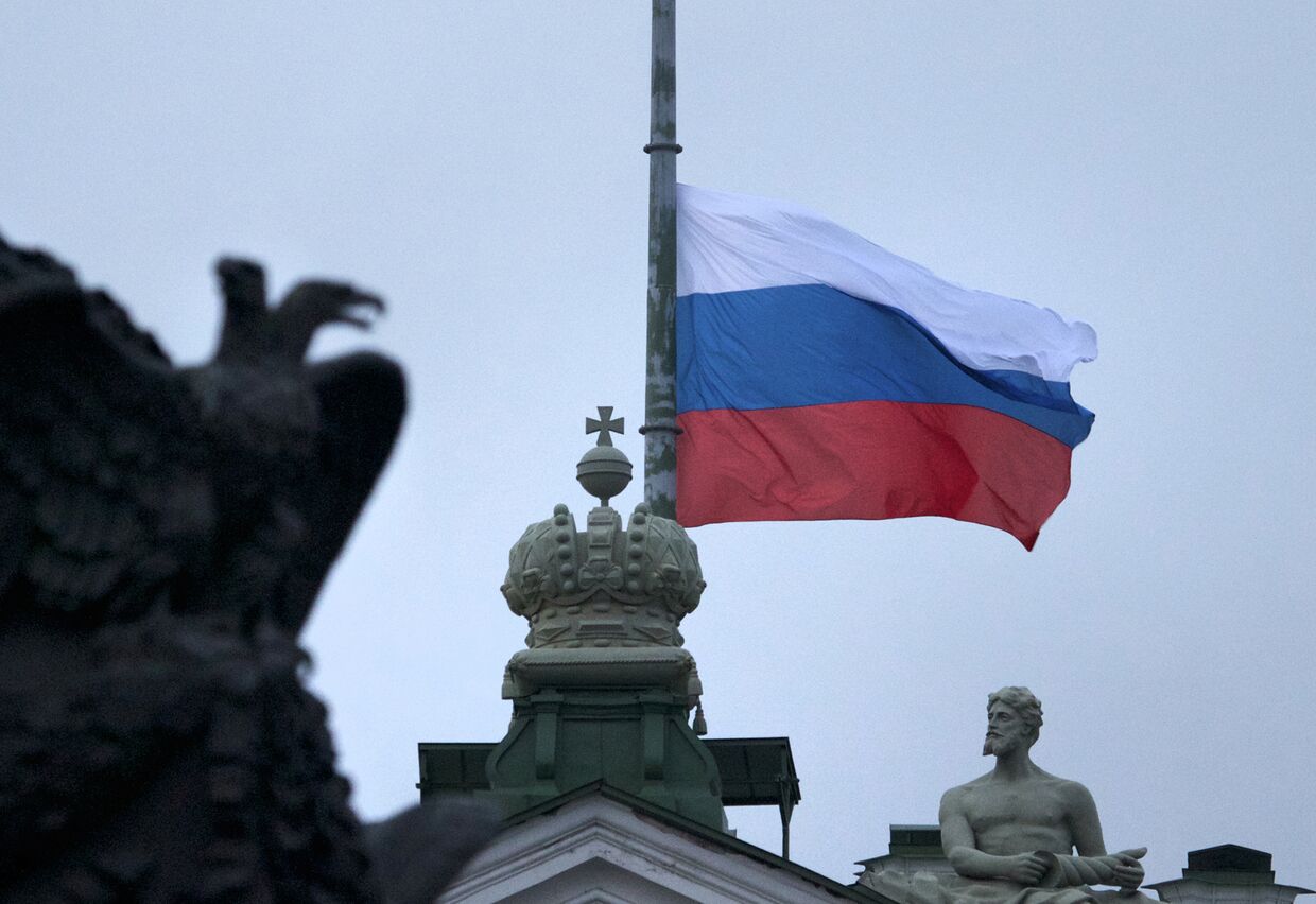 Спущенный государственный флаг на Дворцовой площади в Санкт-Петербурге в день траура по погибшим в авиакатастрофе в Египте