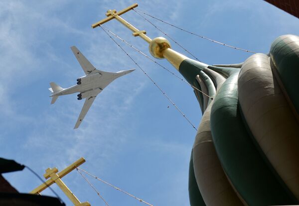 Cтратегический бомбардировщик-ракетоносец Ту-160 во время военного парада в честь 70-летия Победы в Великой Отечественной войне