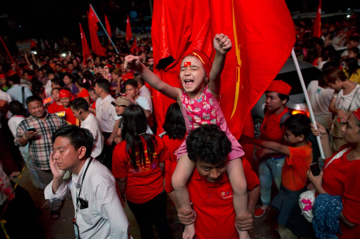 Сторонники Аун Сан Су Чжи и Национальной лиги за демократию радуются победе на выборах