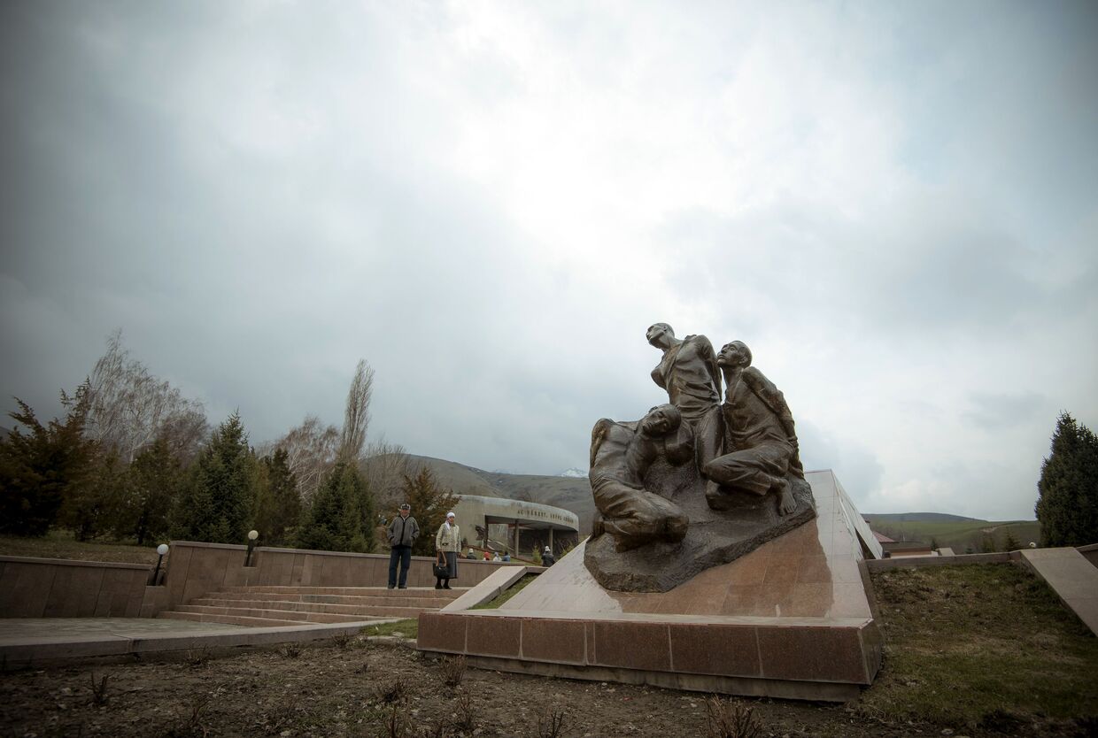 Мемореальный комплекс Ата-Бейит в Бишкеке