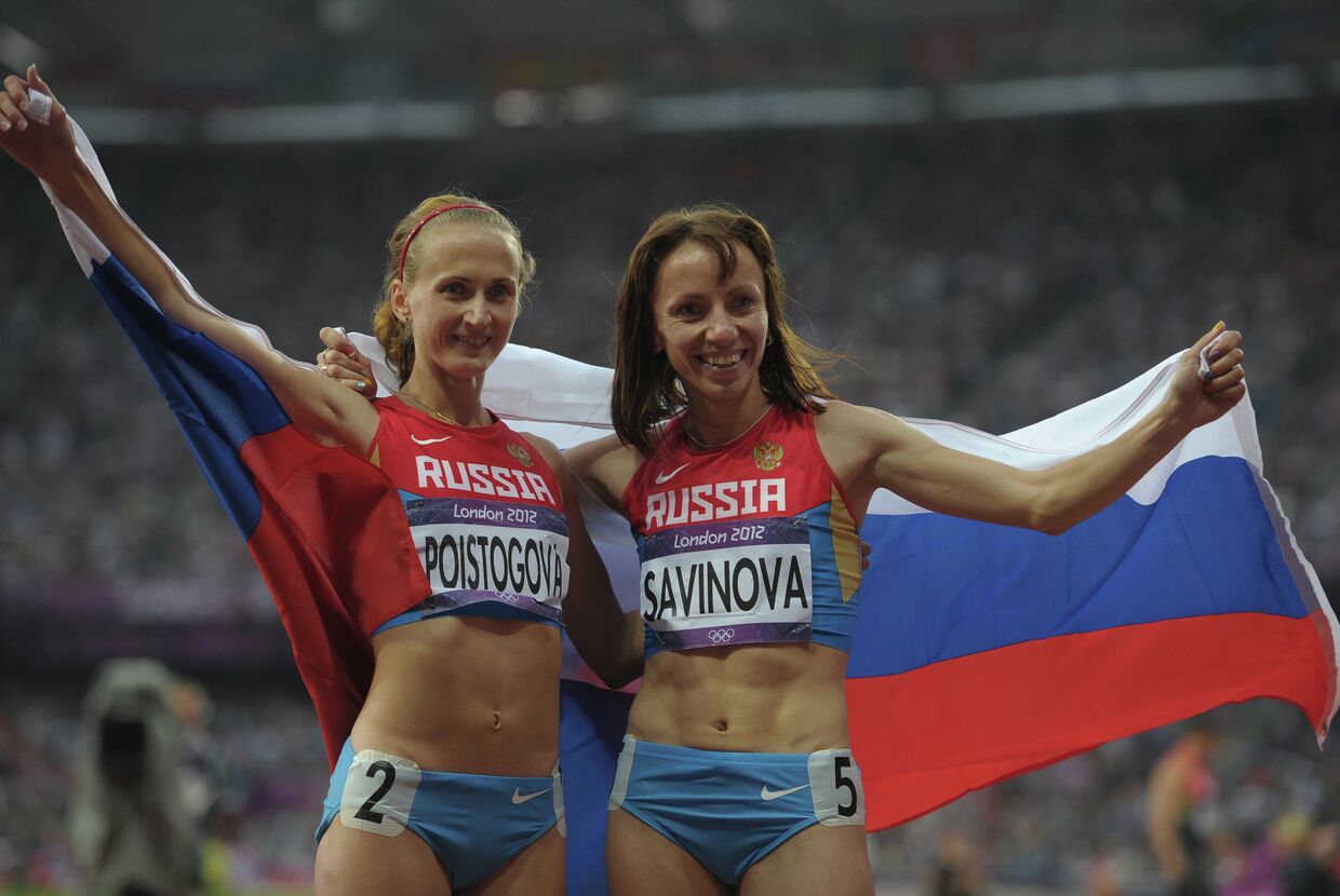 Россиянки Мария Савинова и Екатерина Поистогова, выигравшие золотую и бронзовую медали в забеге на 800 м