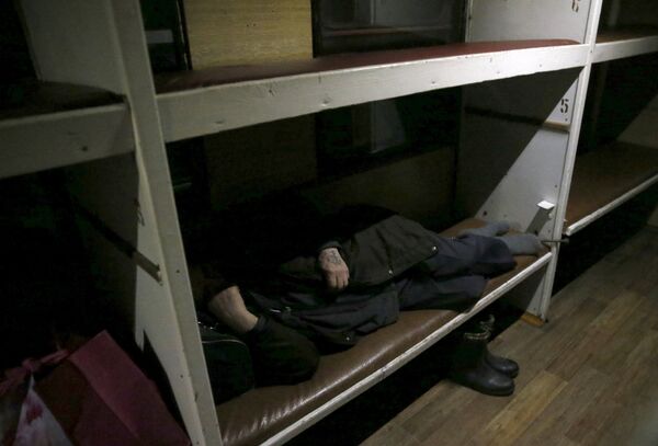 Спящий пассажир поезда, едущего в деревню Санкино в Свердловской области