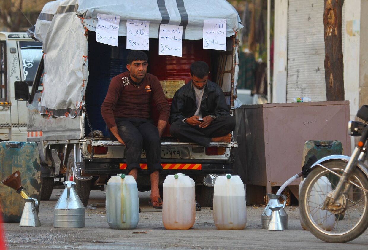 Уличные торговцы в контролируемом повстанцами городе Идлиб