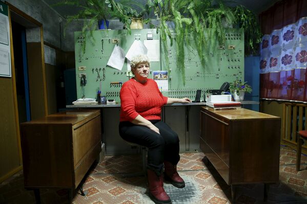 Нина Высотина на своем рабочем месте в деревне Ельничная