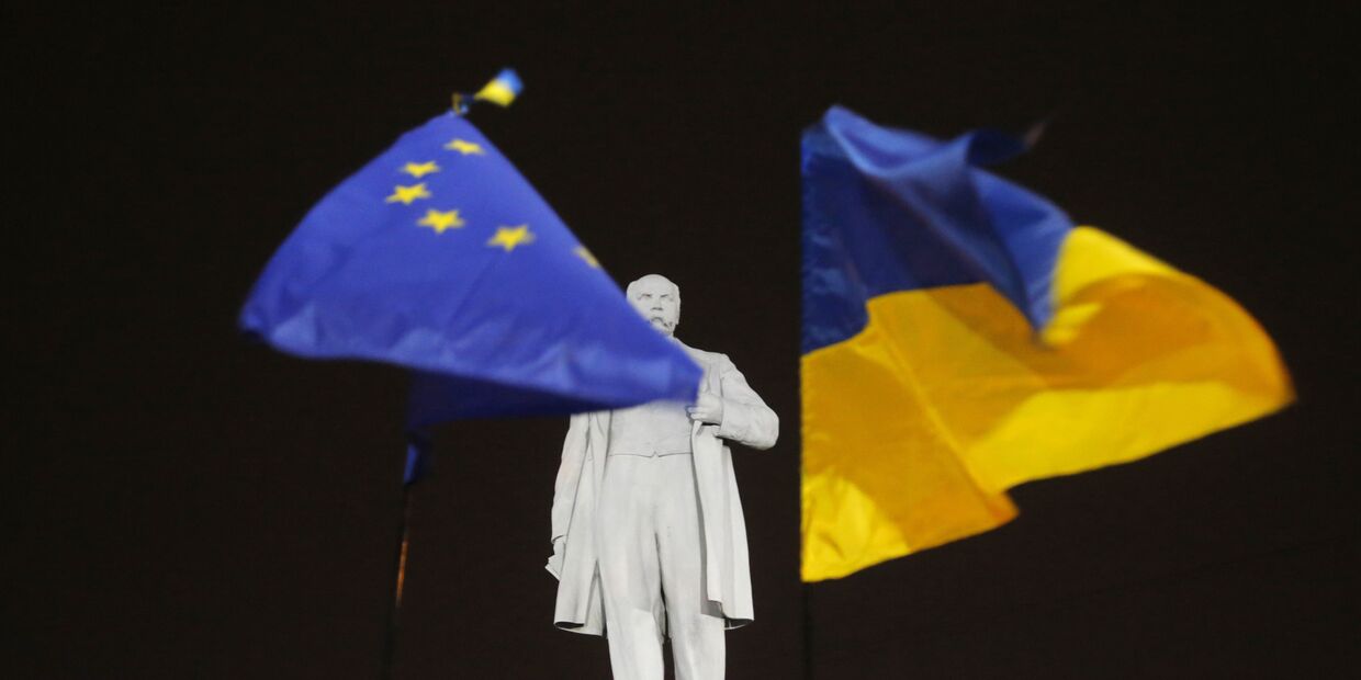 Флаги Евросоюза и Украины на фоне памятника Тарасу Шевченко во время протестов в Киеве