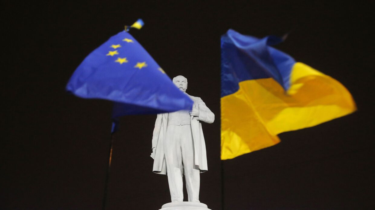 Флаги Евросоюза и Украины на фоне памятника Тарасу Шевченко во время протестов в Киеве