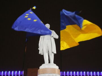 Флаги Евросоюза и Украины на фоне памятника Тарасу Шевченко во время протестов в Киеве Флаги Евросоюза и Украины на фоне памятника Тарасу Шевченко во время протестов в Киеве