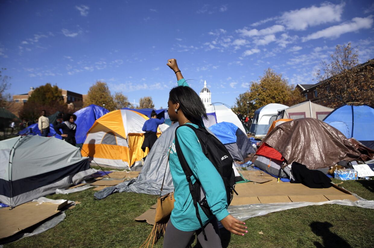 Лагерь протестующих студентов университета Миссури после объявления об отставке Тима Вулфа