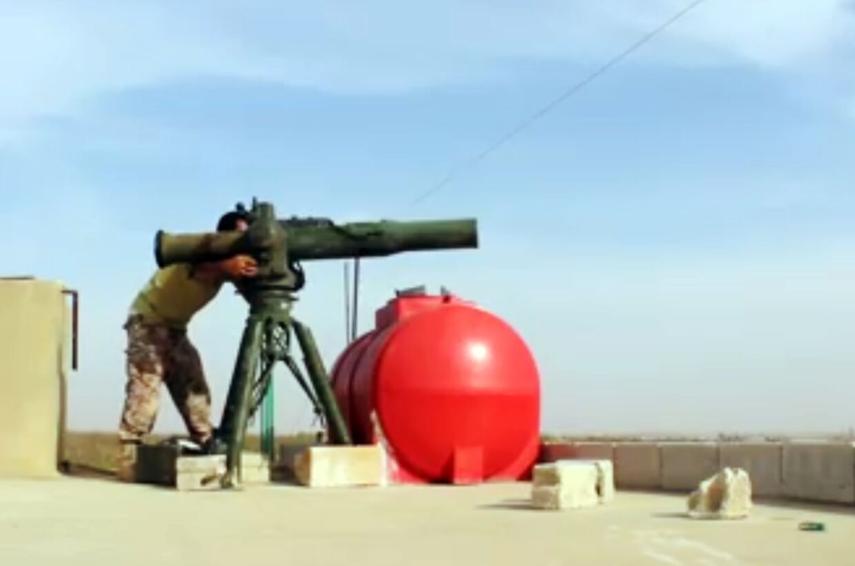 Боец Свободной сирийской армии стреляет из противотанкового ракетного комплекса TOW в провинции Хама 