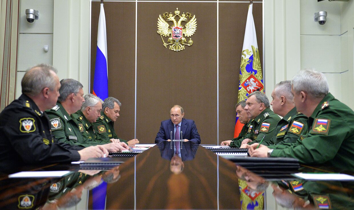 Владимир Путин проводит совещание по вопросам развития Вооружённых Сил РФ