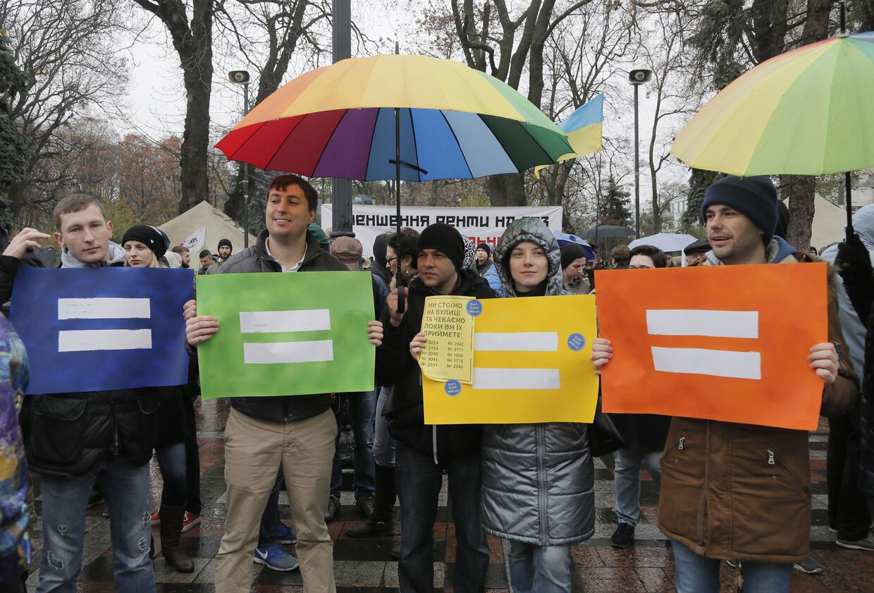 Митинг ЛГБТ-активистов у здания Верховной Рады в Киеве в поддержку безвизовому пакету законов